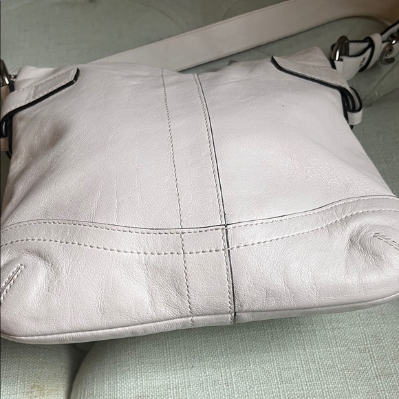 Vintage Coach White Leather Shoulder Bag
With Silver Tone Buckles And Rings - Picture 8 of 12